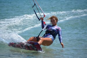 Nieszablonowe pomysły na nadmorskie wakacje – obozy kitesurfingowe chałupy. Szkoła kitesurfingu hel